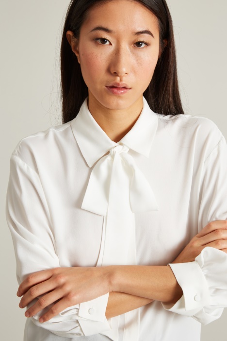 Blusa de crepé con fular