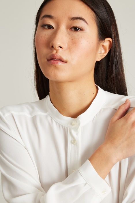 Blusa con collo alla coreana