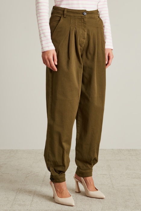 Pantaloni cargo in gabardina