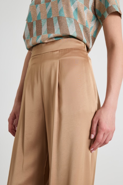 Pantalones plisados ​​de satén