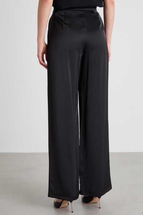 Pantaloni con pinces in raso