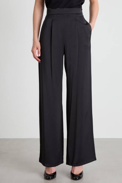 Pantaloni con pinces in raso