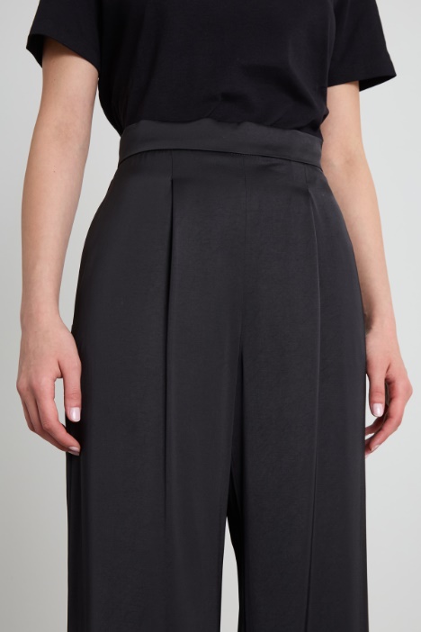 Pantaloni con pinces in raso