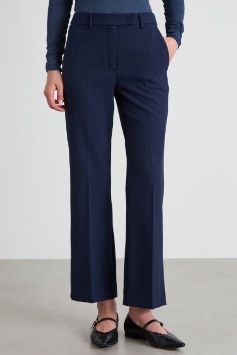 Pantaloni flare in tela stretch
