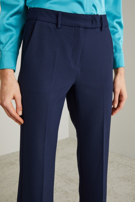 Pantalón acampanado de lona elástica