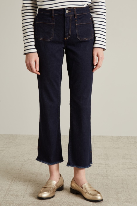 Jeans flare con orlo sfrangiato