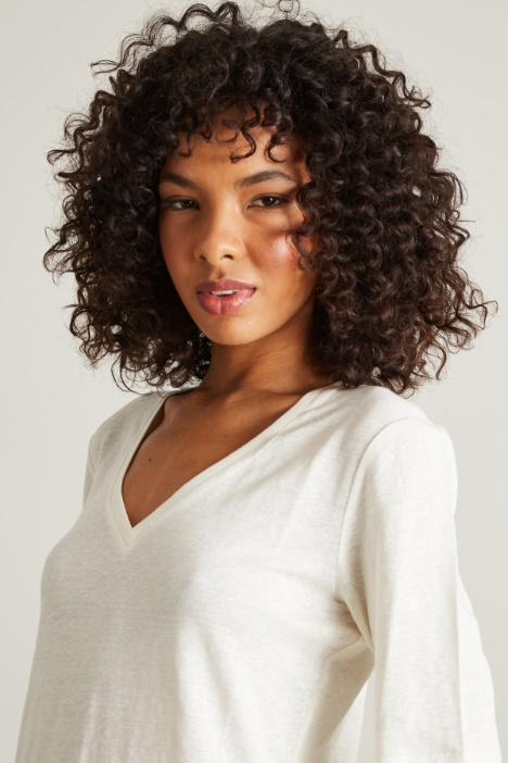 T-shirt in lino con scollo a V