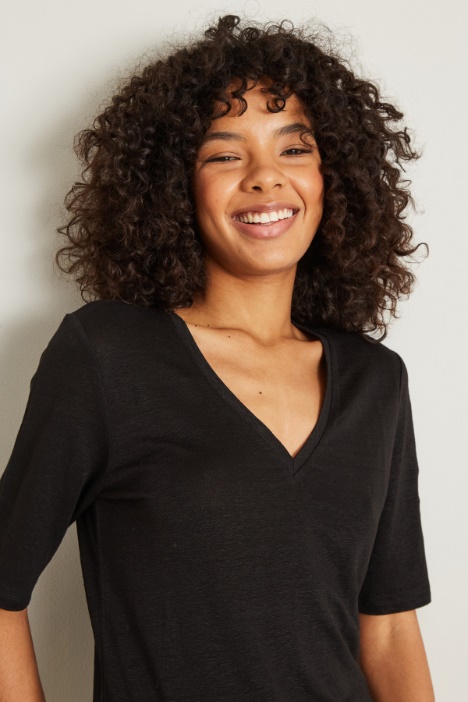 T-shirt in lino con scollo a V