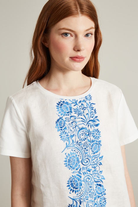 T-shirt con pannello ricamato