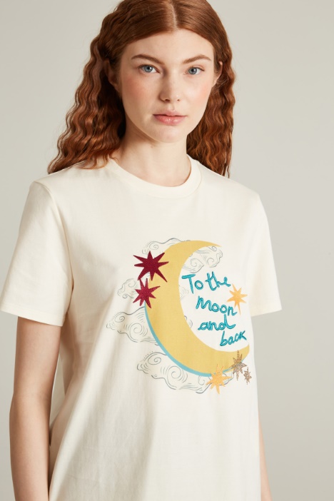 T-shirt con stampa e ricami