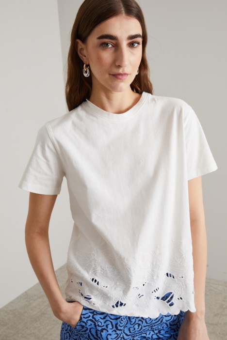 Camiseta con bordado