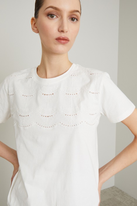 T-shirt con ricamo