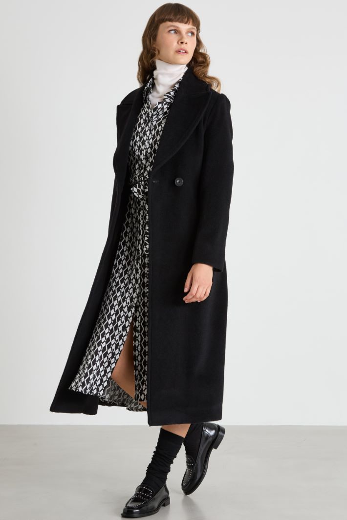 Coat with maxi lapels Intrend