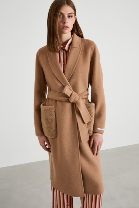 Abrigo con detalles de peluche