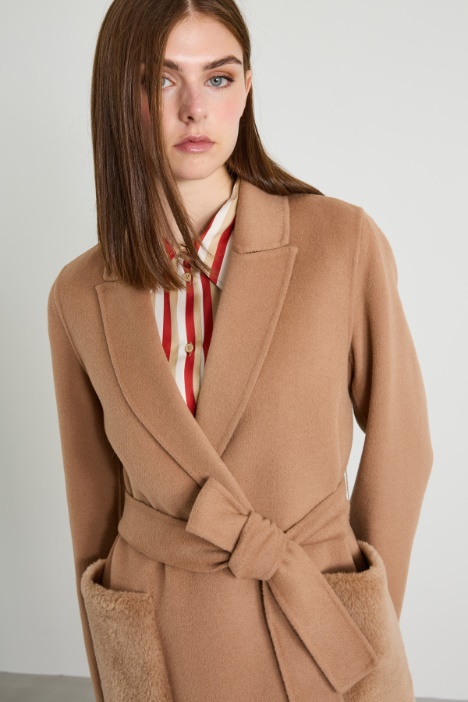 Abrigo con detalles de peluche