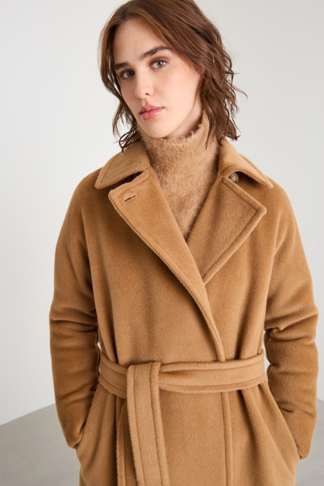 Abrigo con cinturón