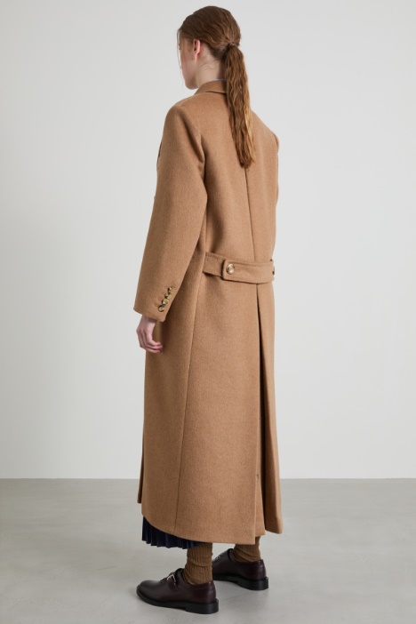 Abrigo de camello con cierre cruzado de doble botón