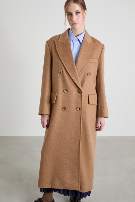 Abrigo de camello con cierre cruzado de doble botón