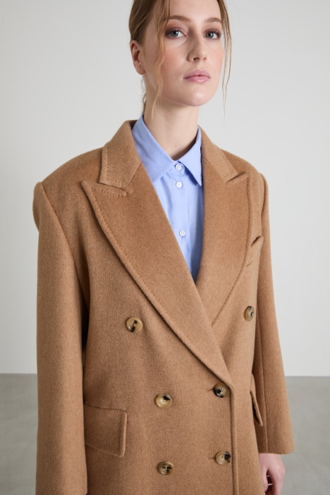 Abrigo de camello con cierre cruzado de doble botón