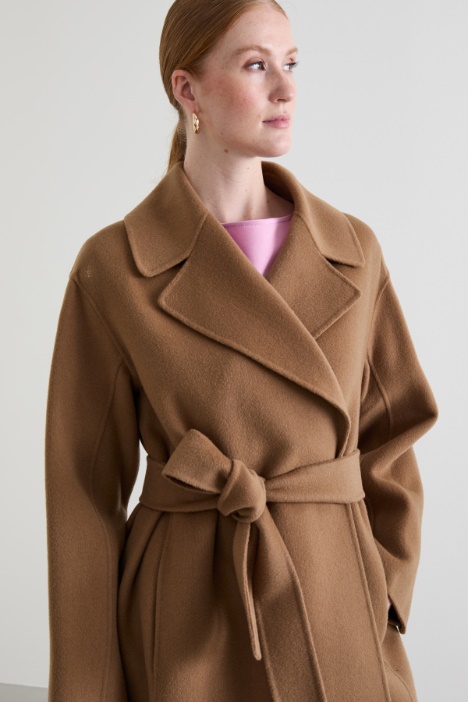 Abrigo de lana con cinturón