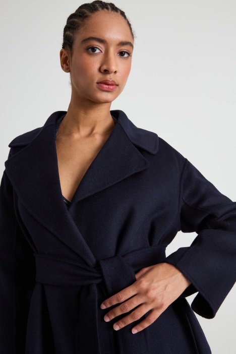 Abrigo de lana con cinturón