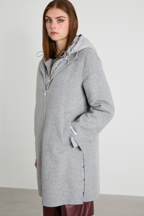 Cappotto e imbottito con cappuccio