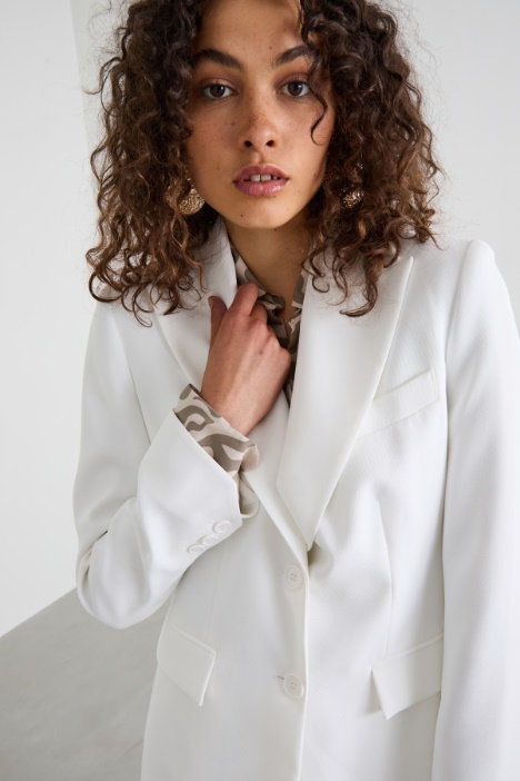 Blazer de sarga de botonadura sencilla