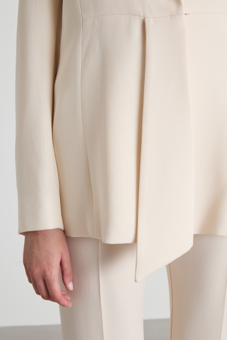 Blazer in crépe con cintura