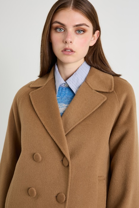 Abrigo con botones forrados