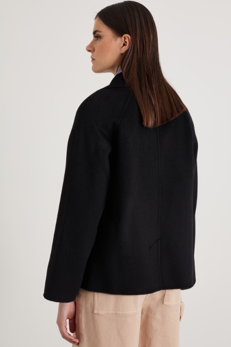 Abrigo con botones forrados