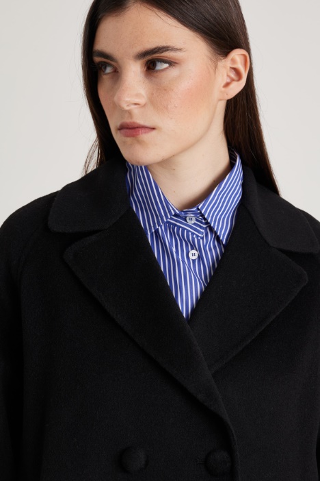 Abrigo con botones forrados