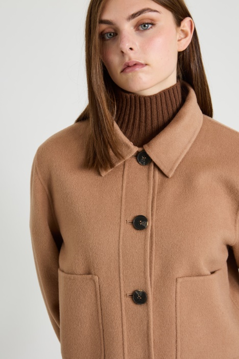 Abrigo con cuello desmontable