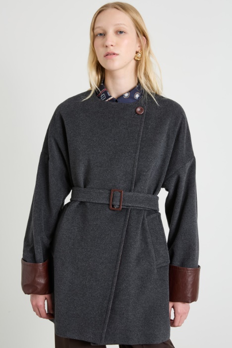 Caban con inserciones de piel sintética