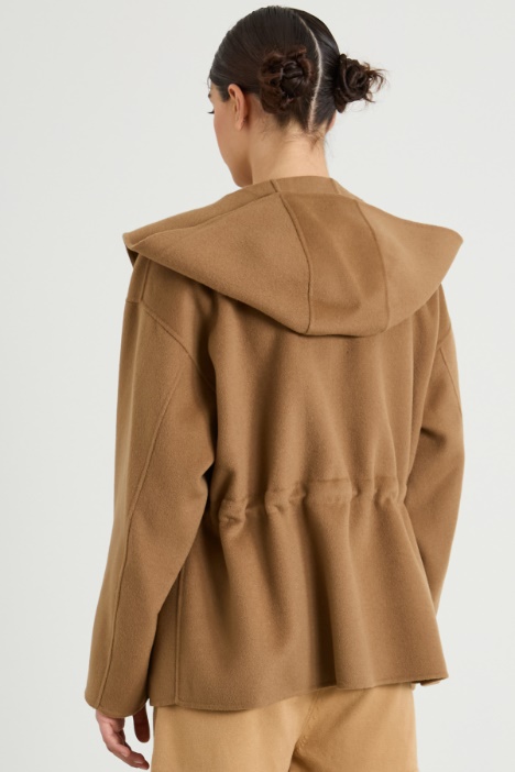 Abrigo corto con capucha