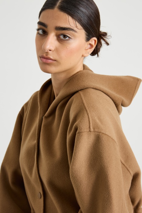 Abrigo corto con capucha