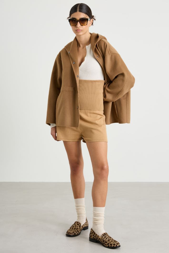 Cappotto corto con cappuccio Intrend