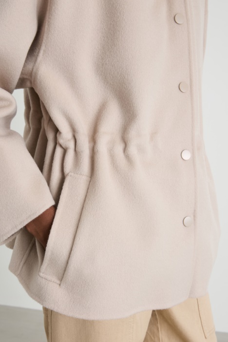 Cappotto corto con cappuccio