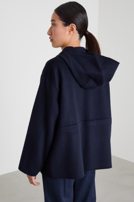 Abrigo corto con capucha