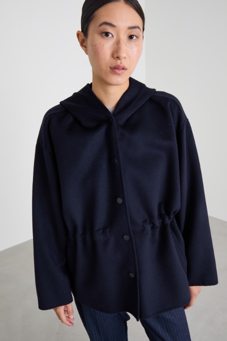 Abrigo corto con capucha