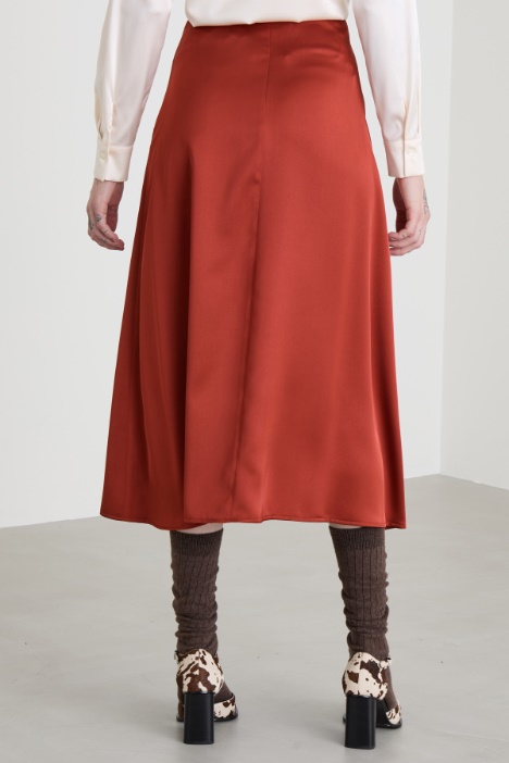 Gonna midi in raso con spacco