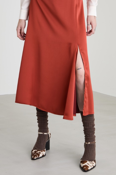 Gonna midi in raso con spacco