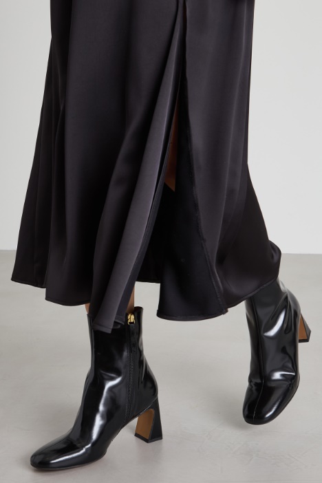 Gonna midi in raso con spacco