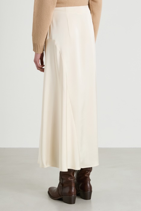 Falda de satén con godet