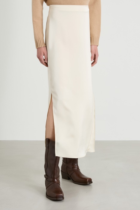 Falda de satén con godet