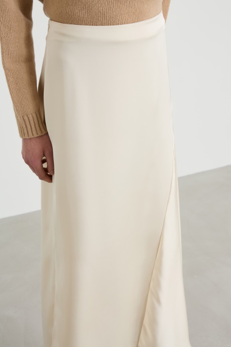 Falda de satén con godet