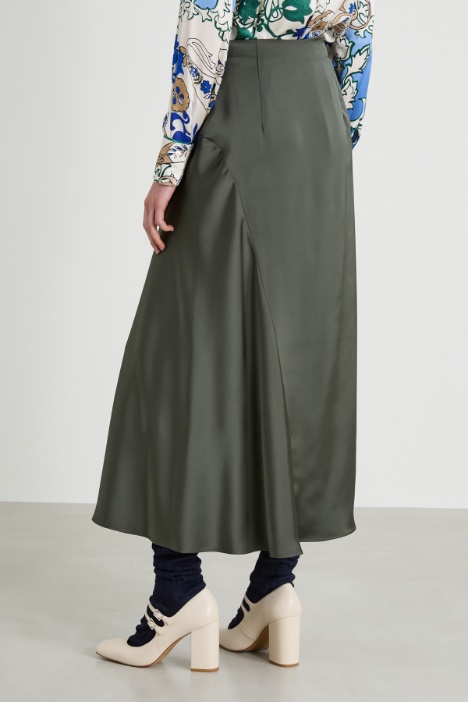 Falda de satén con godet