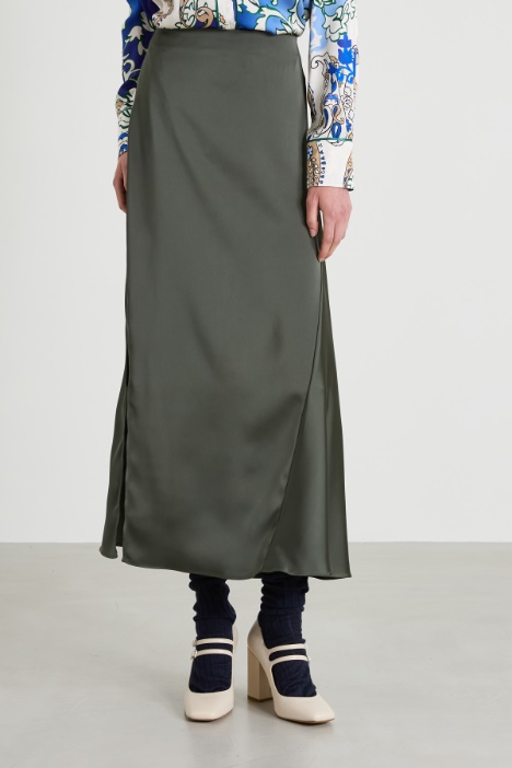 Falda de satén con godet