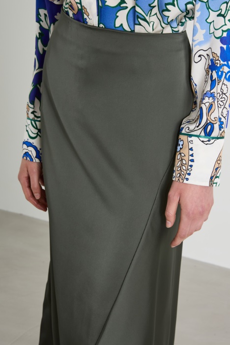 Falda de satén con godet