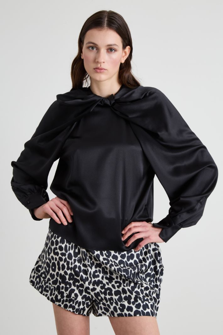 Blusa de raso de seda