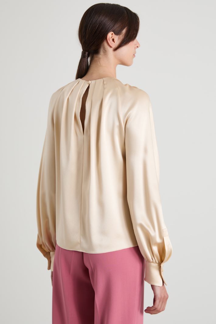 Blusa de raso de seda